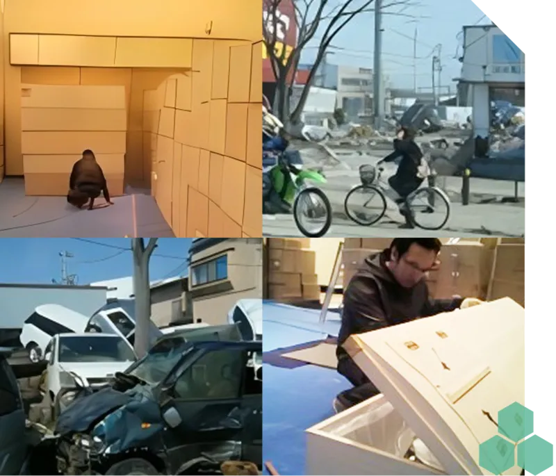 被災した車や棺の用意をするスタッフの写真