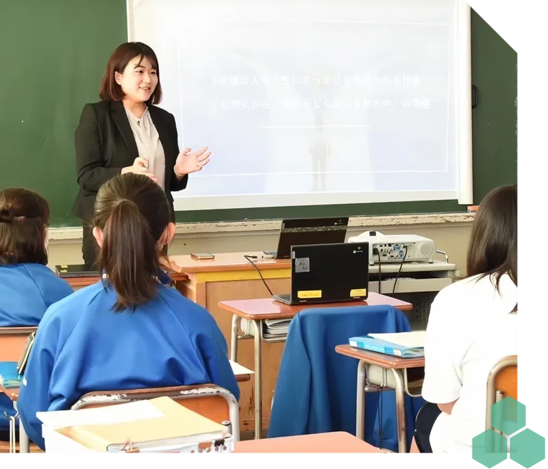 学生に講義をするスタッフの写真