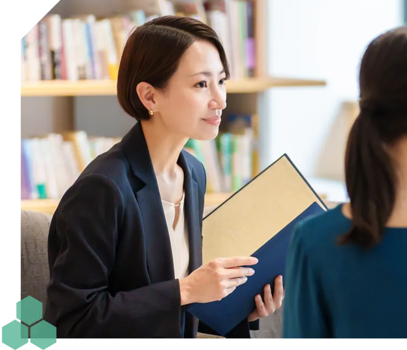 打ち合わせを行う女性スタッフの写真