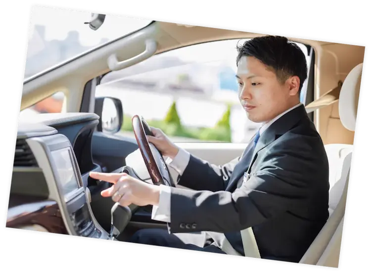 お迎え・ご搬送で車を運転するドライバー