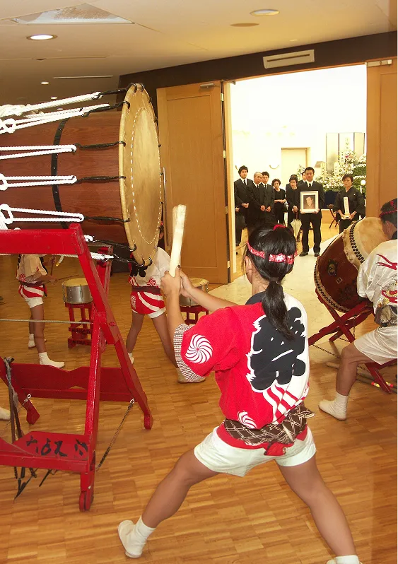 会場で和太鼓を叩く様子