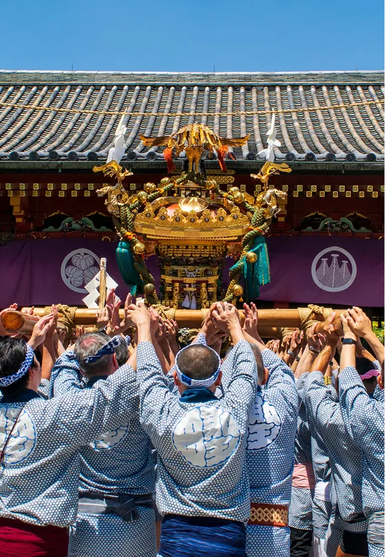 神輿と祭りの人だかりの写真