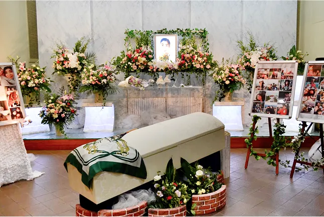 沢山のお花と故人様の写真で飾られた祭壇