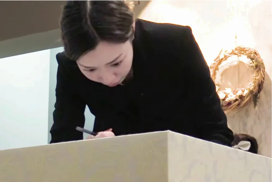 お棺の中の故人様にメイクをされるS様