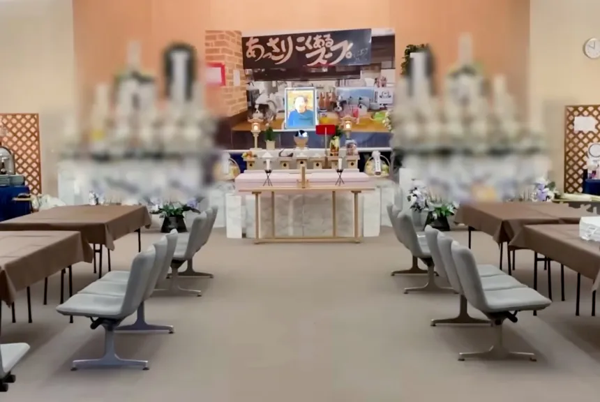 ラーメン店内のテーブル席を模した参列者用の席