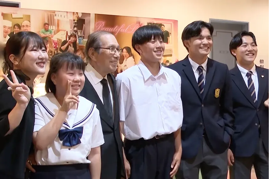 笑顔で集合写真を撮るご親族