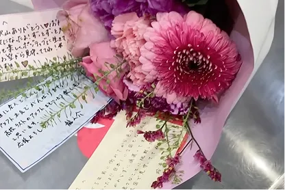 メッセージカードが添えられた鮮やかなピンク色の花束