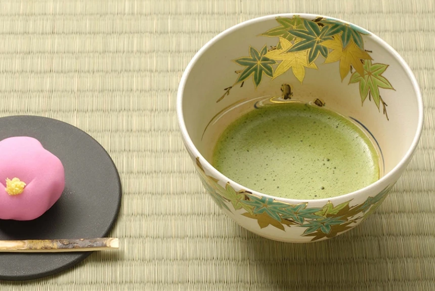 畳の上に置かれた抹茶と和菓子