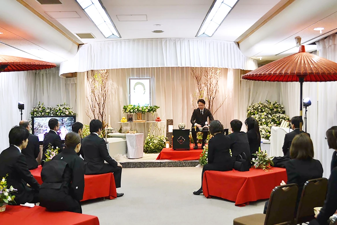 和の雰囲気で統一された葬儀会場全体の様子