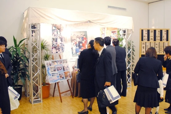 会場に設置されたパネルとそれを眺める人々