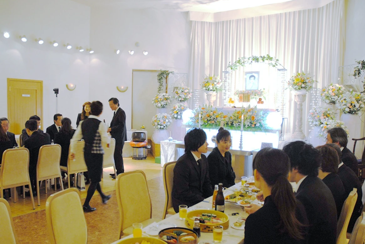 会場で会食をする参列者