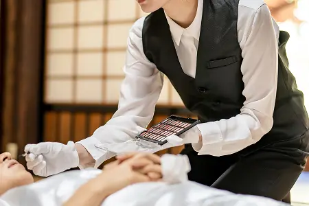 故人様のお顔にメイクを施す納棺師んの手元の写真