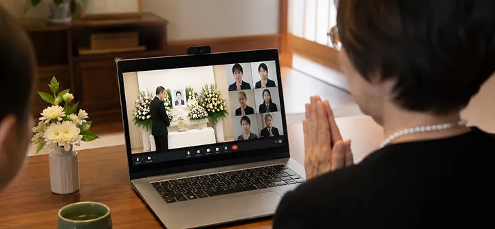 ノートPCで会場の様子をを見ながら参加される遠方のご遺族の写真