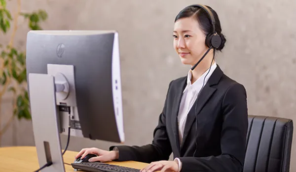 コールセンターの女性の写真