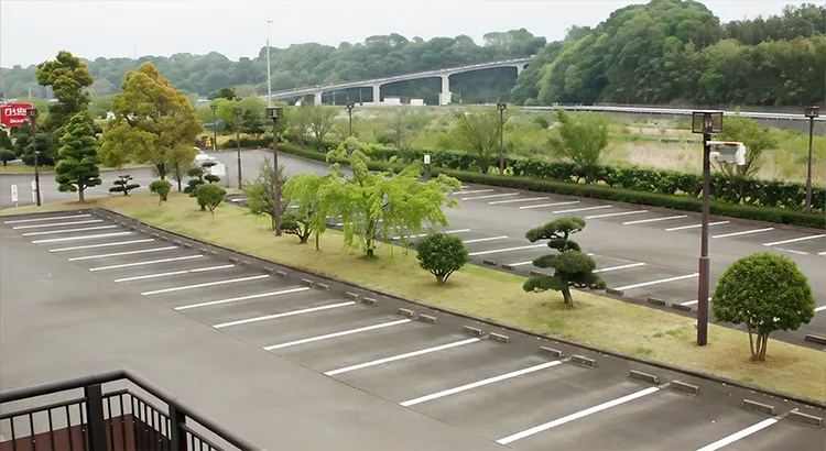 愛川聖苑の駐車場