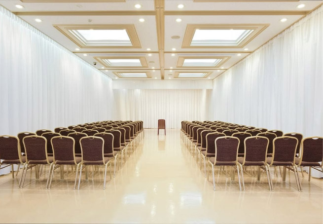 桐ヶ谷斎場の式場：雲