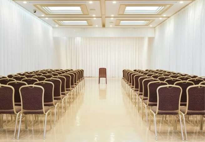 桐ヶ谷斎場の式場：鶴