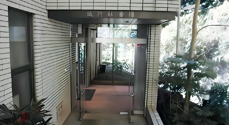 小坪誠行社斎場の入り口