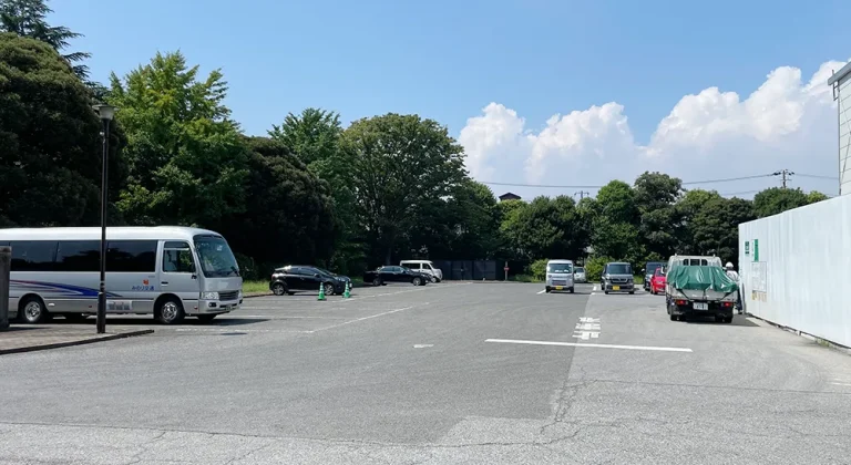 瑞江葬儀所の駐車場