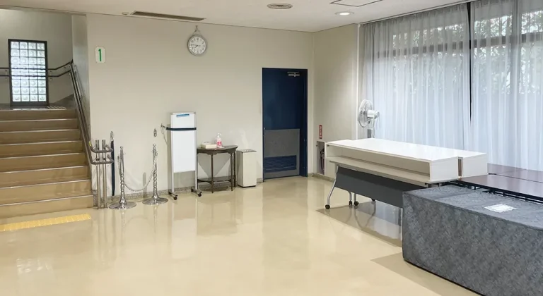 なぎさ会館のロビー
