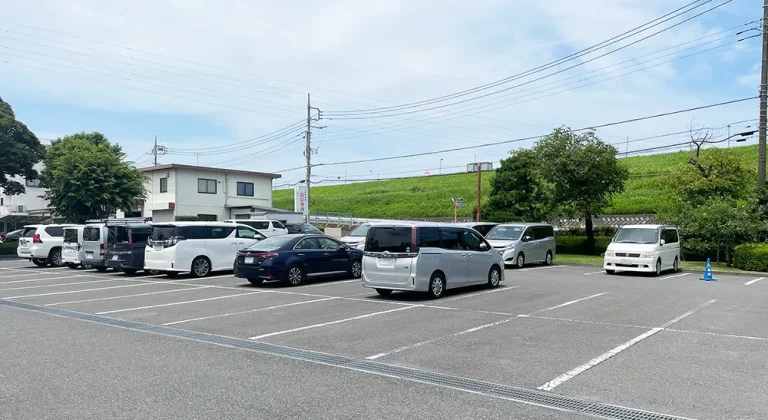 戸田葬祭場 サービス館の駐車場