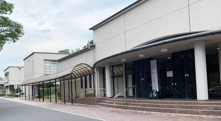 市川市斎場の外観