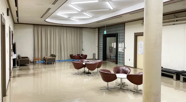 市川市斎場のロビー