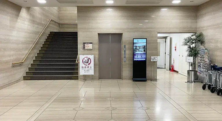 落合斎場のロビー