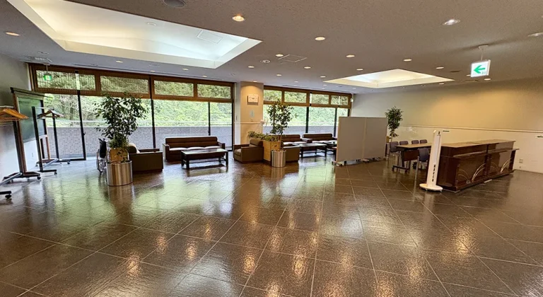 青梅市民斎場のロビー