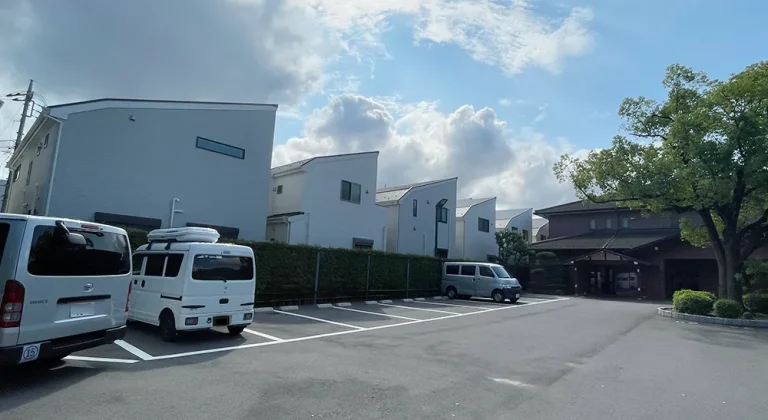 三寶寺 寶亀閣斎場の駐車場