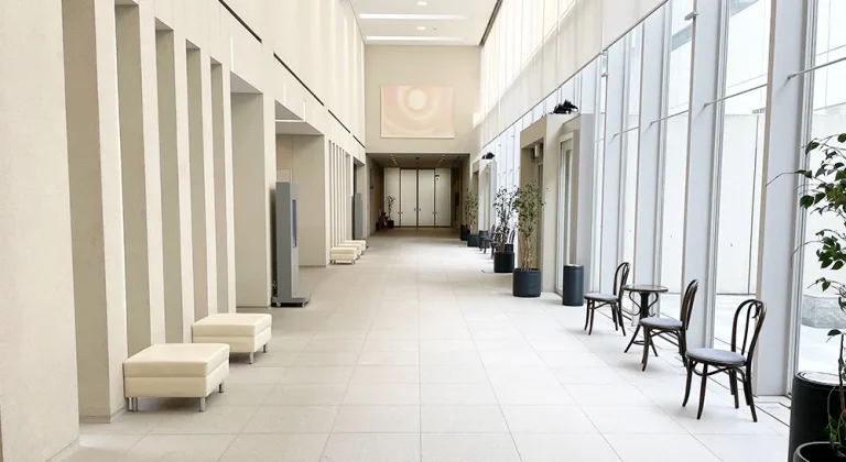 浦安市斎場のロビー