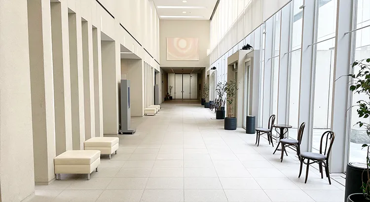 浦安市斎場のロビー