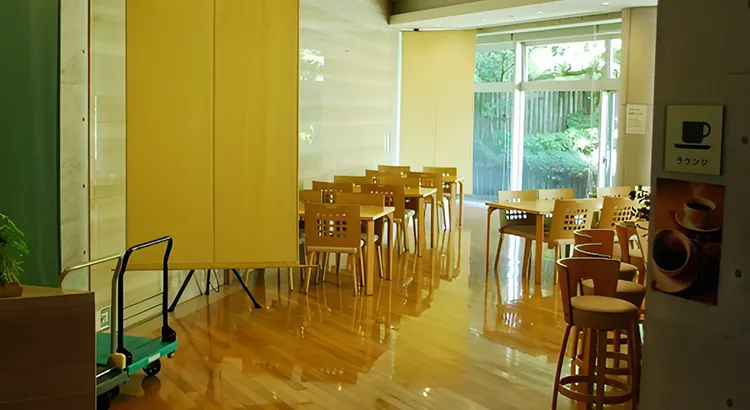 山桑メモリアルホールのラウンジ