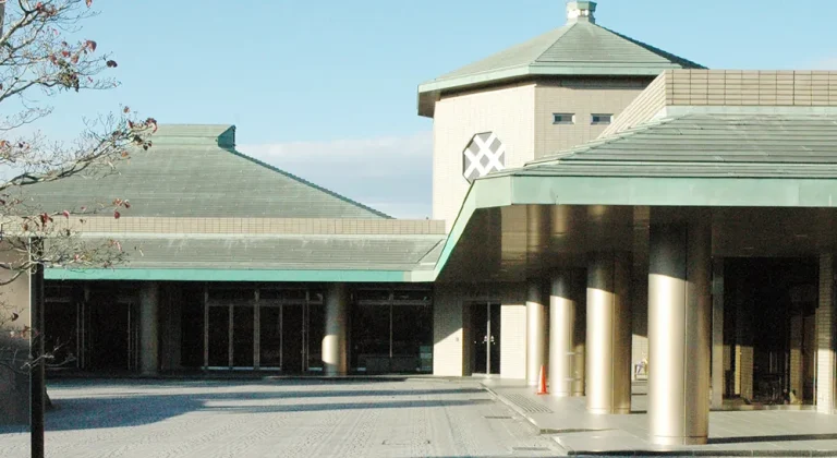 八富成田市営斎場の外観