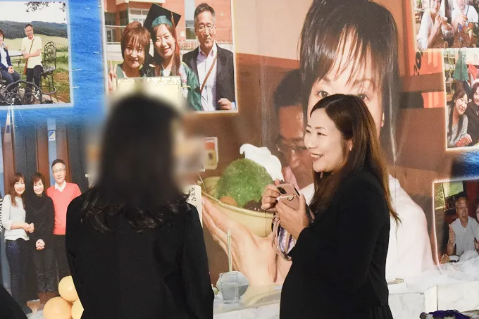 写真を眺めながら思い出を語る様子