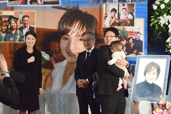 メモリアルスクリーン祭壇をバックに写真撮影