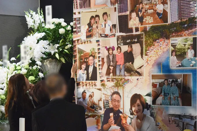 家族写真を眺める参列者