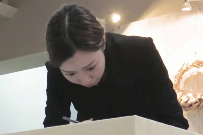 ご長女の手で仕上げのメイク