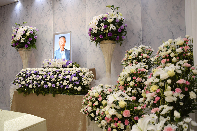 お花に彩られた祭壇とご遺影