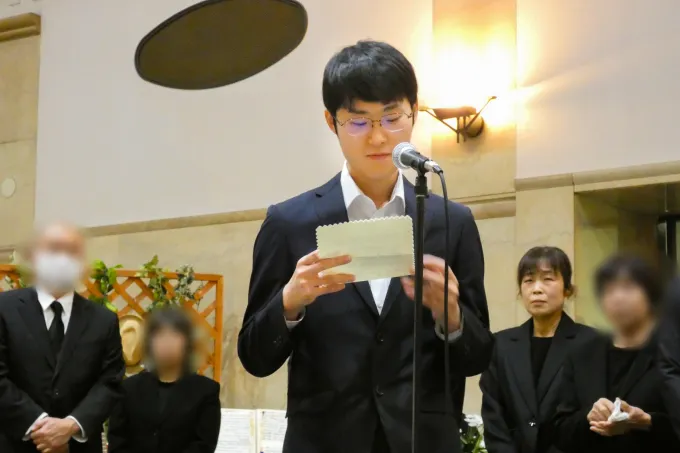 ご長男が手紙を読む様子