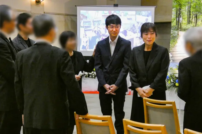参列者と語り合うご家族