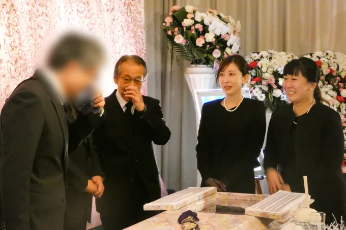 参列者と談笑する様子
