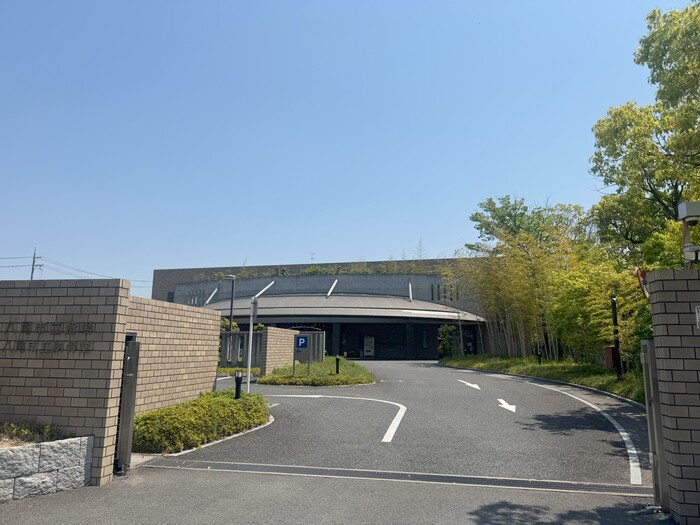 八尾市立斎場の外観