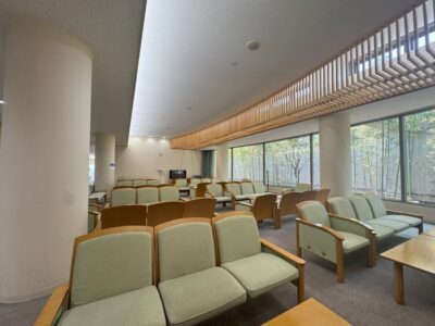 八尾市立斎場の待合室写真