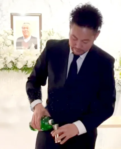 葬儀事例のサムネイル画像 しおかぜホールにて父の遺影に見守られながら息子様がカクテルを振る舞う