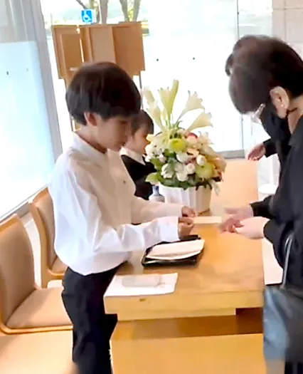 葬儀事例のサムネイル画像 瑞穂斎場にてご参列の受付対応するお孫様たち