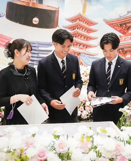 葬儀事例のサムネイル画像 築地本願寺にてお棺のお母様に話しかけるお子様