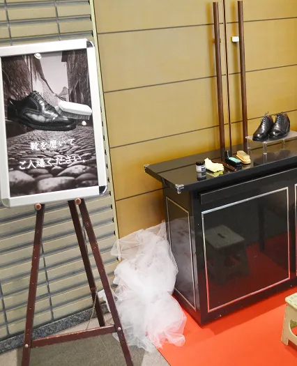 葬儀事例のサムネイル画像 千葉市斎場の式場入り口に故人様の仕事道具を展示