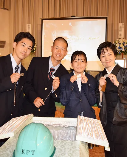 葬儀事例のサムネイル画像 西葛西セレモニーホールにて父が遺したドッグタグを手にお別れ前の写真撮影