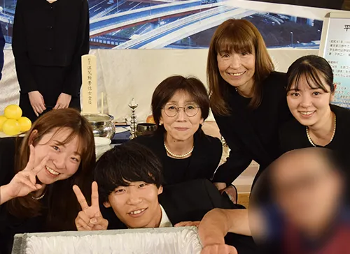 葬儀事例「全力のパパが大好き！」のギャラリー画像2枚目 お父様とみんなで最後の写真撮影